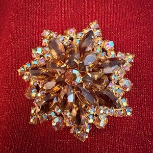 Elegant Gold and Brown Gemstone Brooch